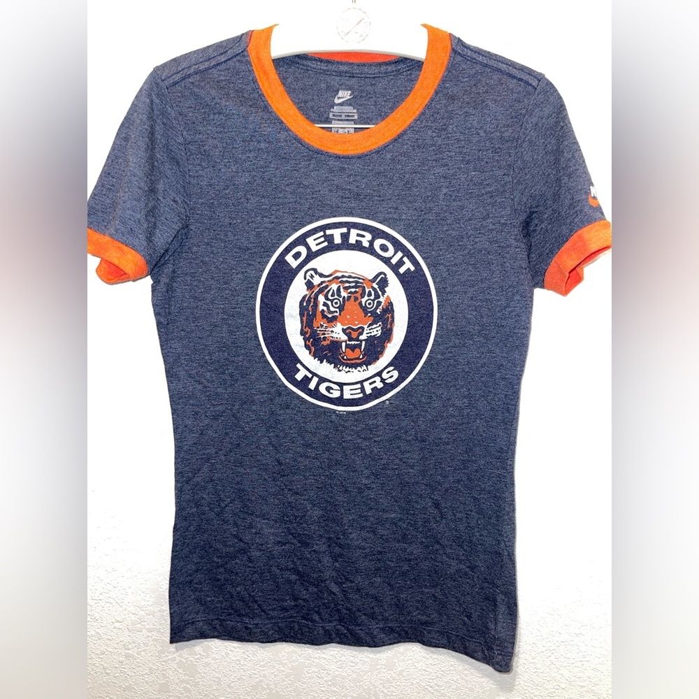 Nike Blue and Orange Short Sleeve Tee with Vintage Charm